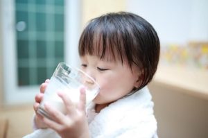 Có nên cho trẻ uống sữa tăng chiều cao và trí não?